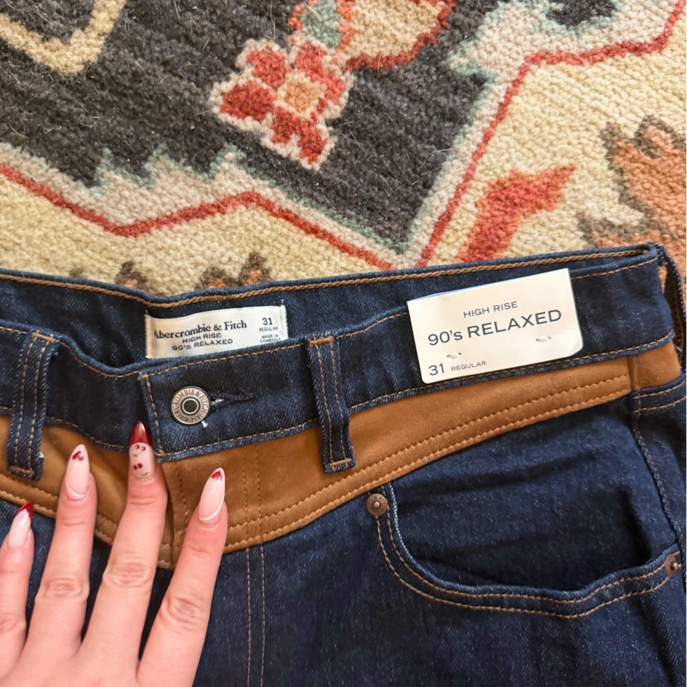 NWT Abercrombie 90s relaxed jean with suede detail - Picture 2 of 4